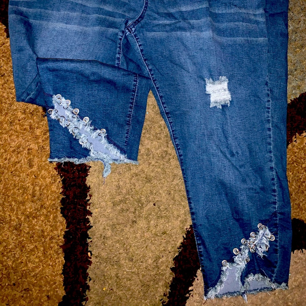 Keychain style Capri style distressed Jeans